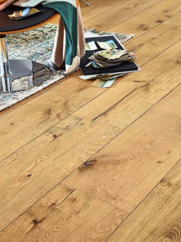 Strapazierfähige Furnierböden Lindura mit Rissen, HolzLand Hundshammer Deggendorf