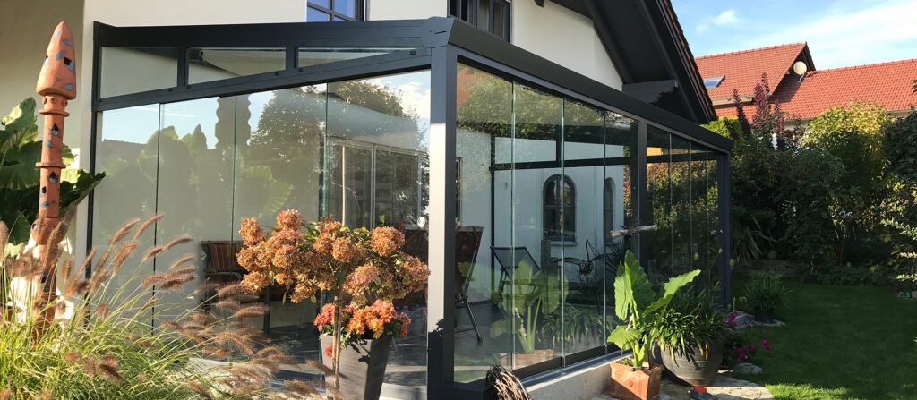 Terrassenüberdachung mit Glasschiebewand von Holzland Hundshammer Deggendorf
